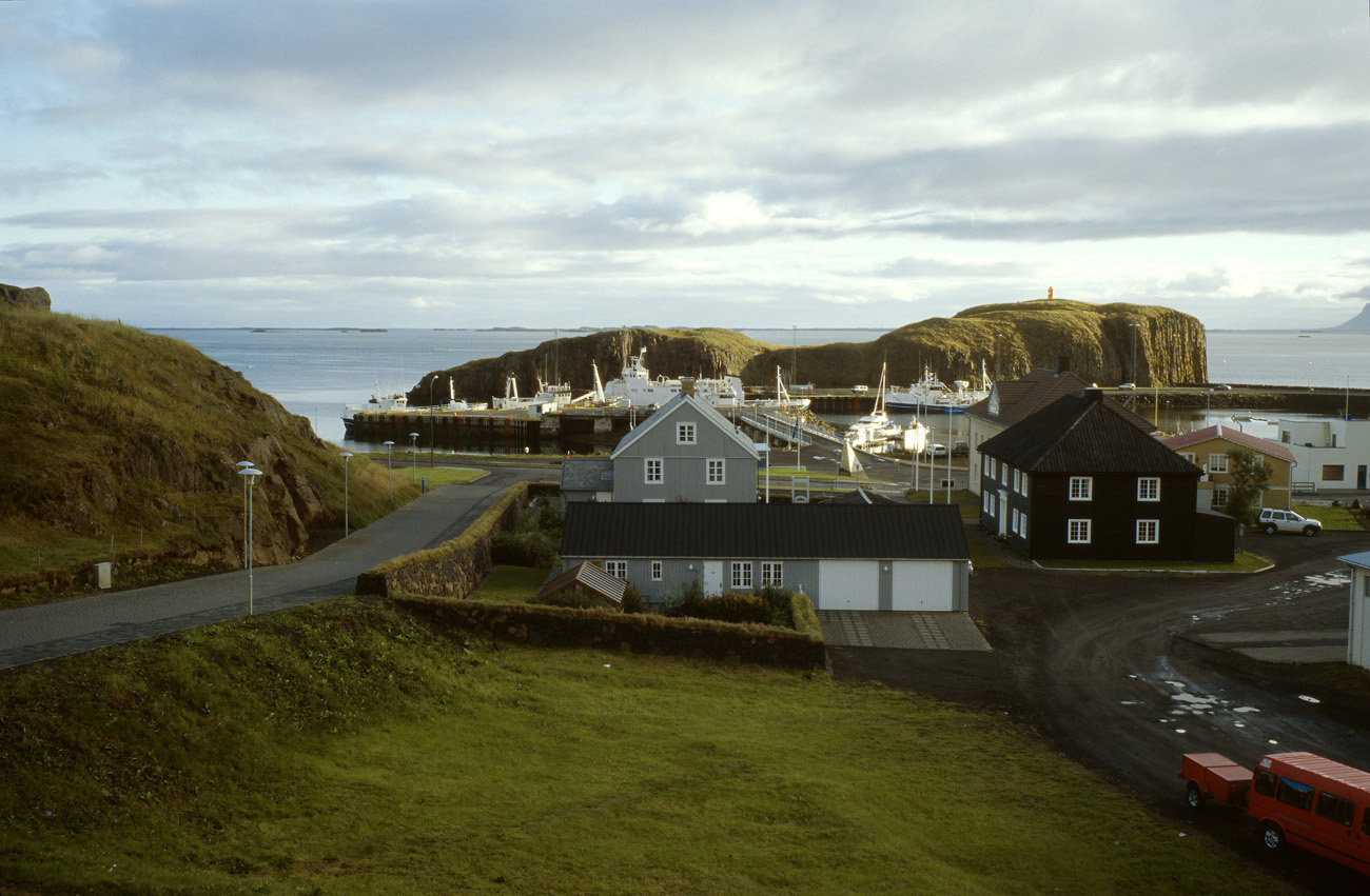 isl_152 stykkisholmur.jpg - Islande Ouest, août 2003 : Stykkisholmur Le petit port abrité par quelques rochers détachés du rivage Kodak Ektachrome 100 G